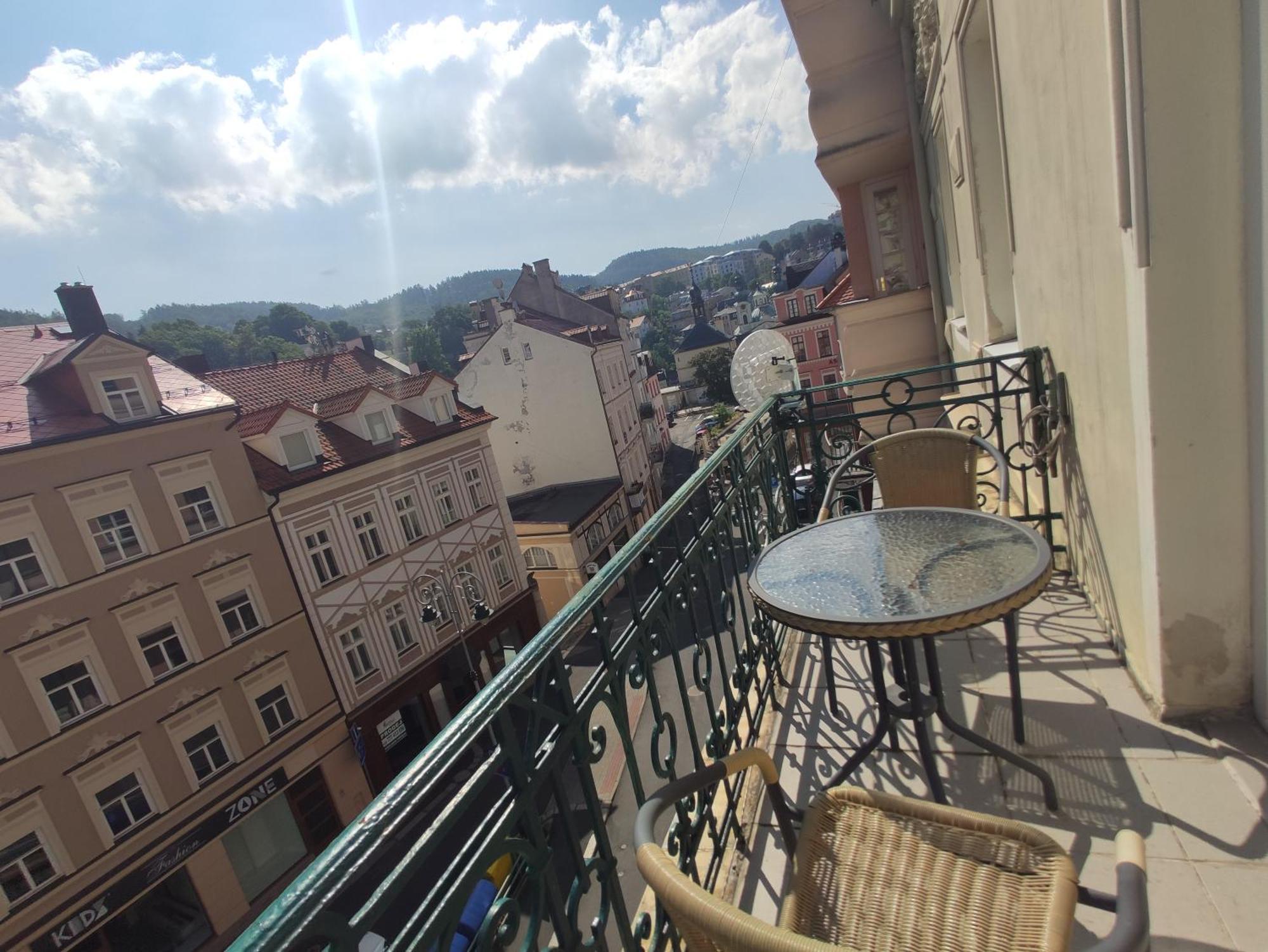 Apartman 63M2 S Balkonem V Lazenskem Centru Карлові Вари Екстер'єр фото